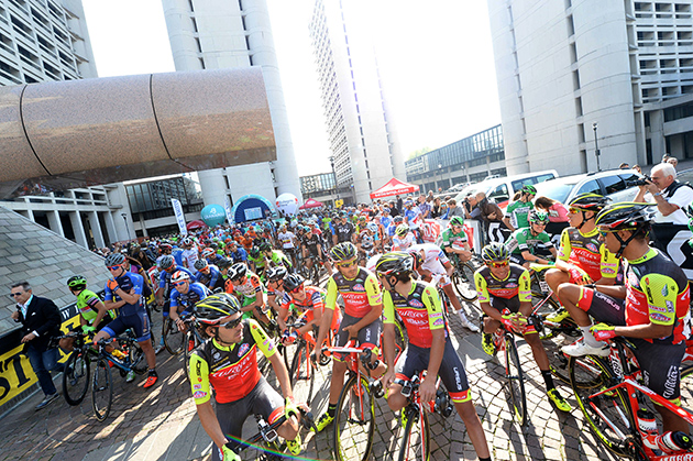 Peloton at start line